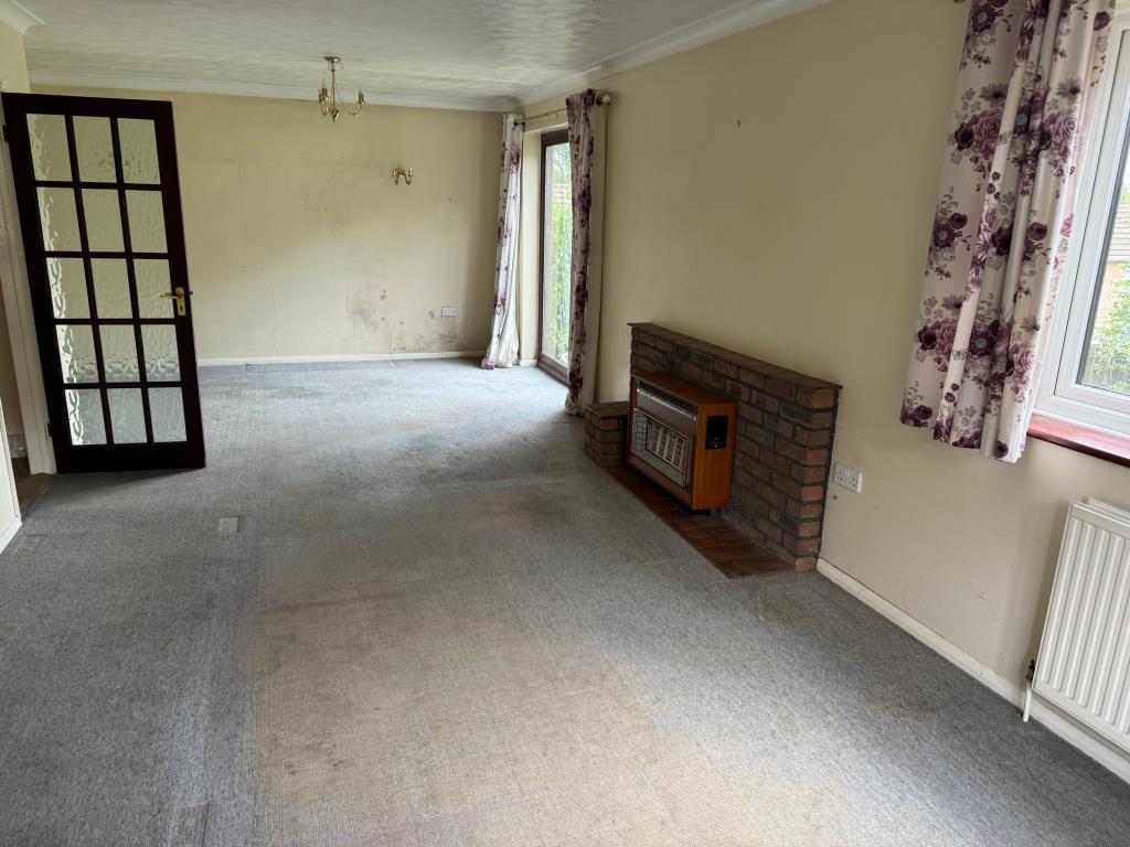 Lot: 113 - FOUR-BEDROOM HOUSE FOR REFURBISHMENT - Living room